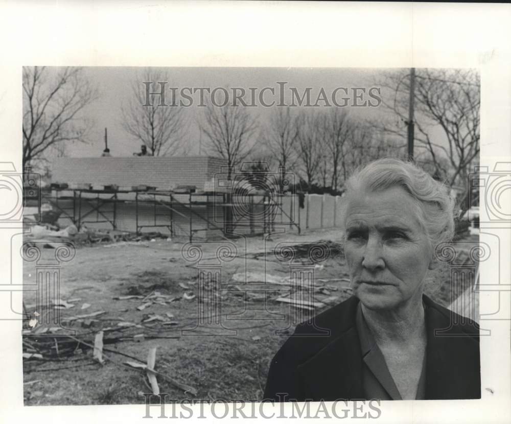 1966 Press Photo Mrs. J.M. Holloway, parish librarian, at library-in-progress