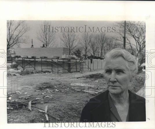 1966 Press Photo Mrs. J.M. Holloway, parish librarian, at library-in-progress