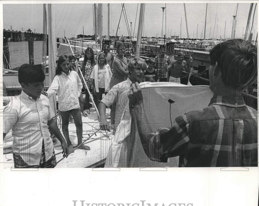 1969 Press Photo Mike Sperry holds "luff" of sail to students- Historic Images