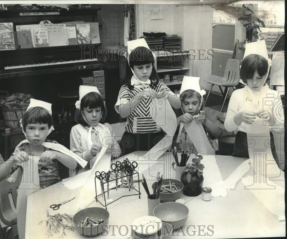 1977 Press Photo &quot;Pilgrim ladies&quot; sew aprons and bonnets for Thanksgiving feast- Historic Images