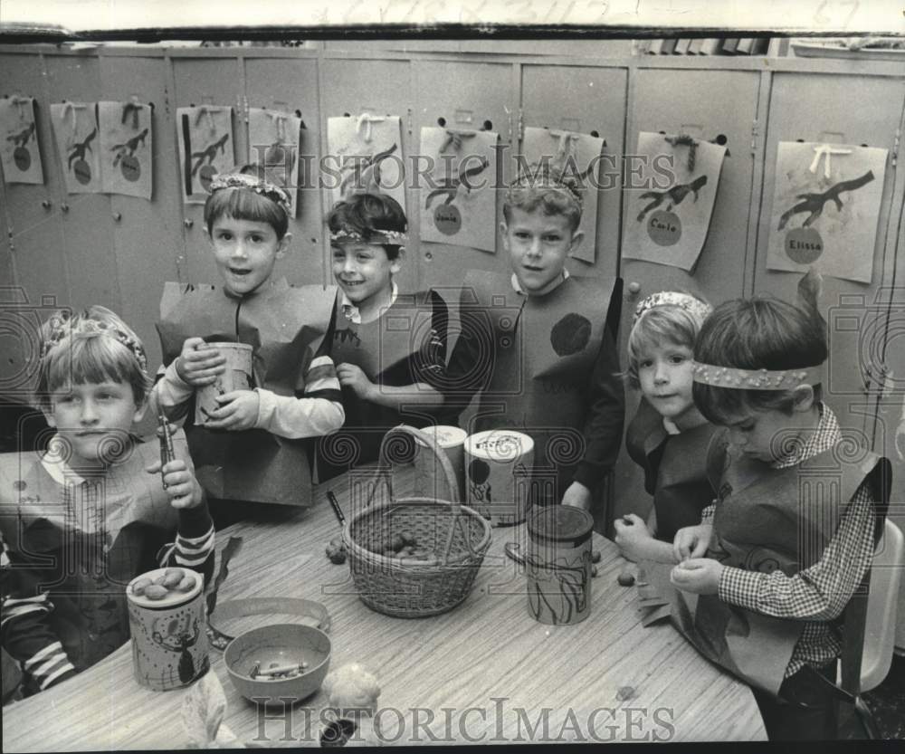 1977 Press Photo Isidore Newman School kindergarten class, Thanksgiving banquet- Historic Images