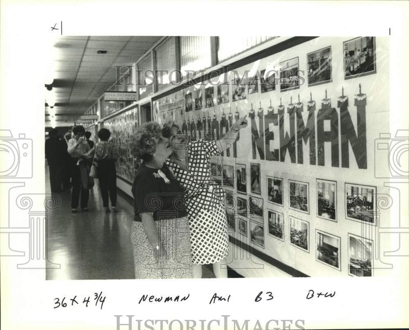 Load image into Gallery viewer, 1994 Press Photo Alumni look at photos during Newman School 90th birthday event
