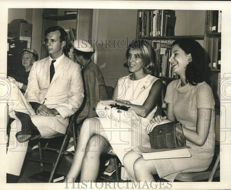 Load image into Gallery viewer, 1967 Press Photo Mr. &amp; Mrs. James Newman, Nell Nolan attend meeting at City Hall

