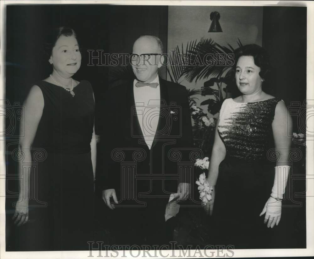 1963 Press Photo Mr. and Mrs. Leon E. Newman with Mrs. Jean Frankel at event