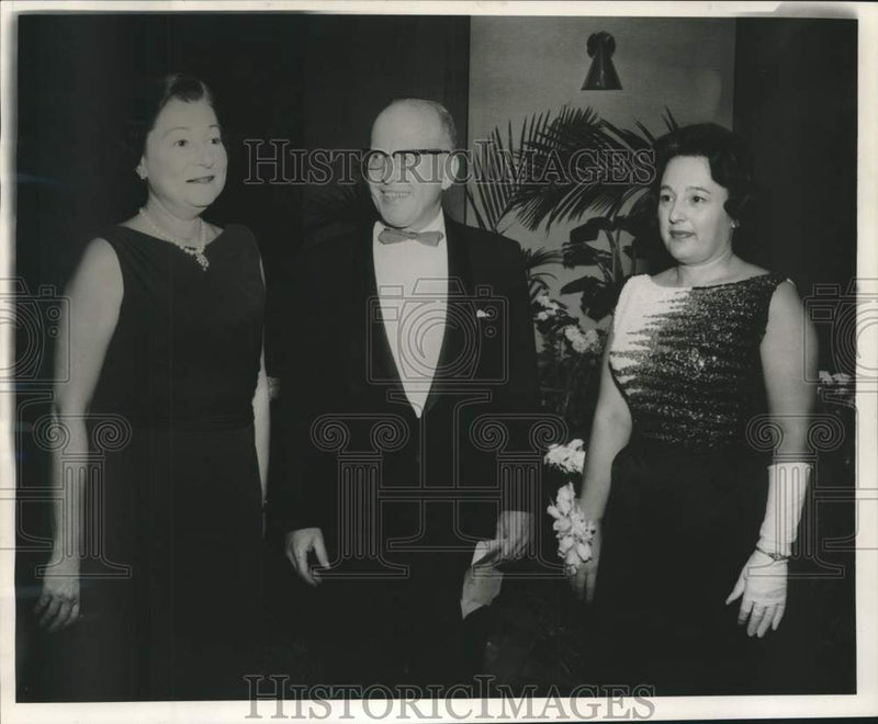 Load image into Gallery viewer, 1963 Press Photo Mr. and Mrs. Leon E. Newman with Mrs. Jean Frankel at event
