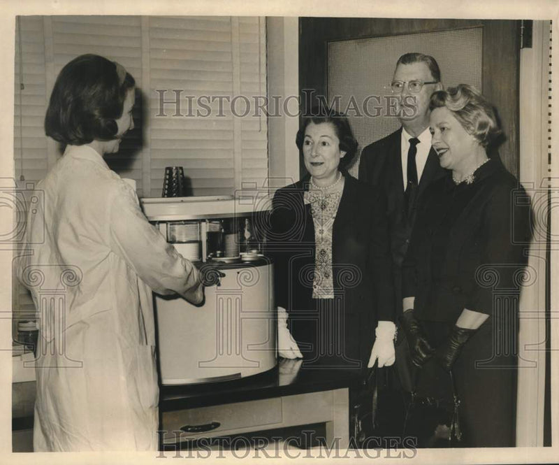 Load image into Gallery viewer, 1965 Press Photo Cancer Association of New Orleans officers - nob93194
