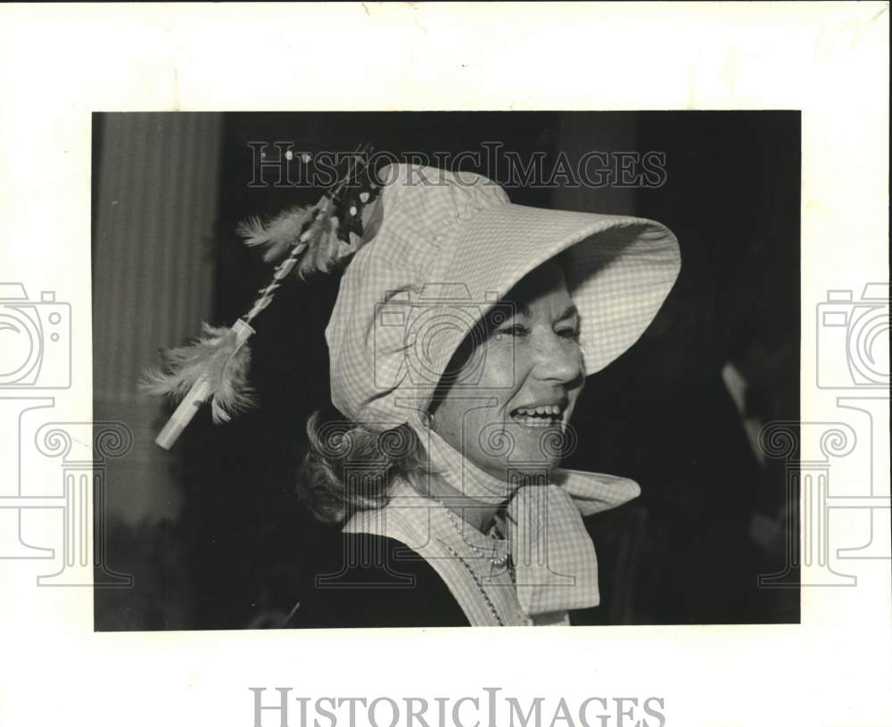 Press Photo Mrs. Morris Newman getting a whiff of the west at the Odyssey Ball- Historic Images