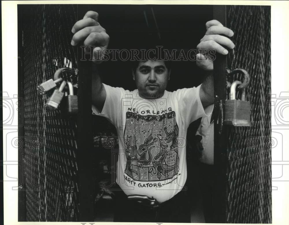 1990 Press Photo Durghan Nassar At Doorway Of Baronne Street Store, New Orleans- Historic Images