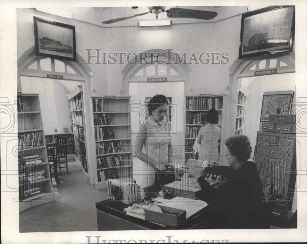 1963 Press Photo Miss Gwen Griffin Checks Books In Old Prison Turned Library