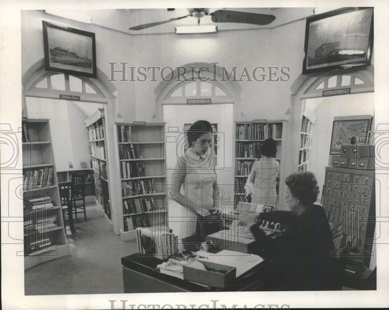 Load image into Gallery viewer, 1963 Press Photo Miss Gwen Griffin Checks Books In Old Prison Turned Library
