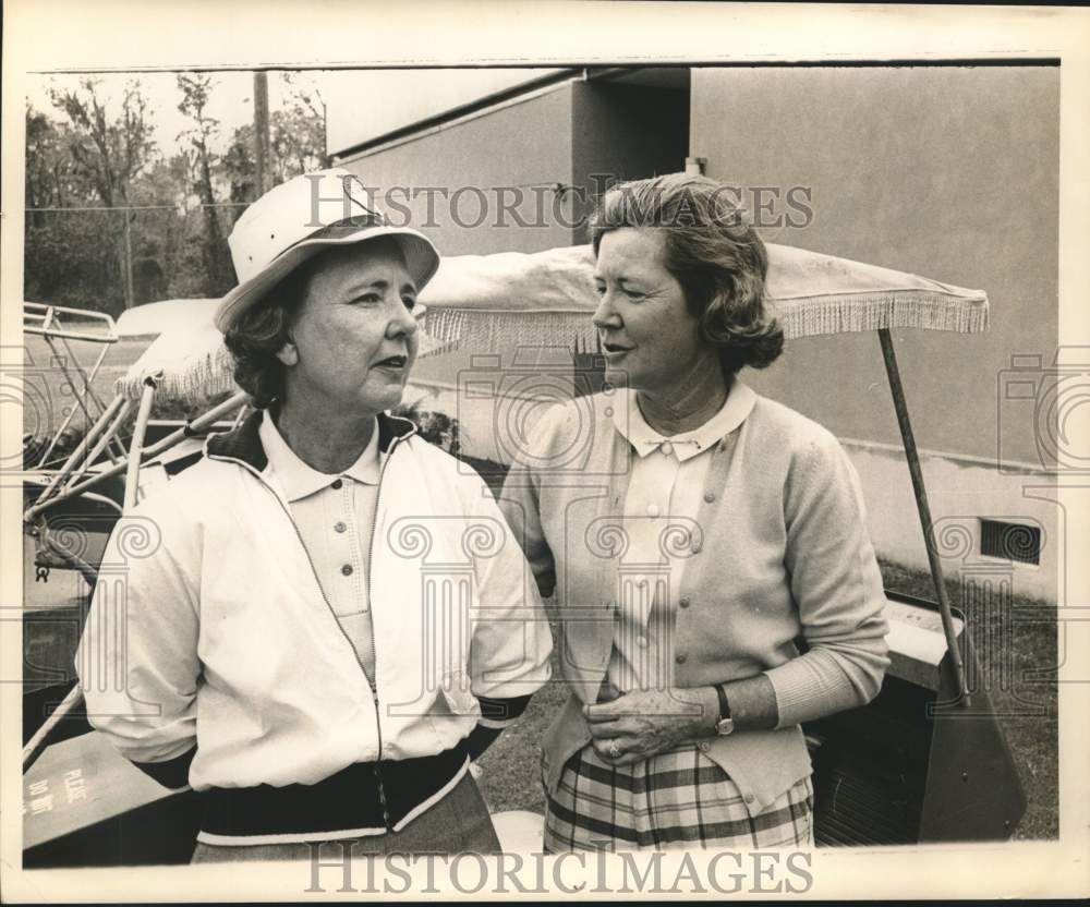 1967 Press Photo Mrs. Clyde Nash, Mrs. Robert Monsted Chat At Golf Course- Historic Images