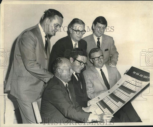 1969 Press Photo NAB Leaders View Jobs Report, Solafanis Restaurant- Historic Images