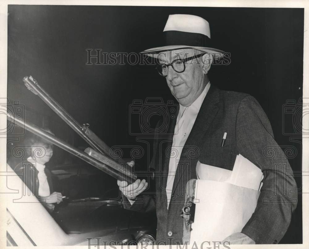 1966 Press Photo Sam Moran, special investigator for Coroner&#39;s Office, with guns- Historic Images