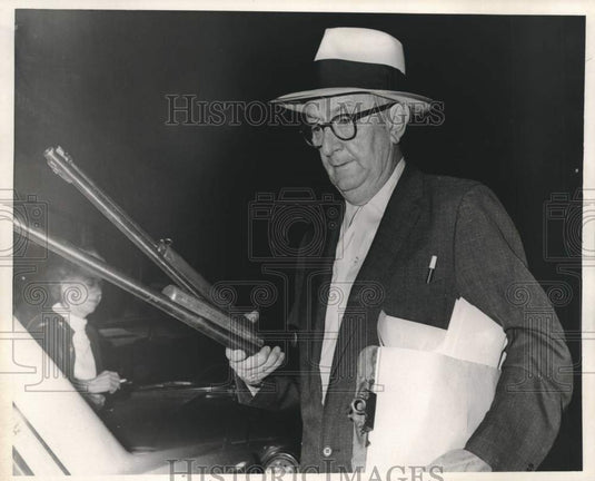 1966 Press Photo Sam Moran, special investigator for Coroner's Office, with guns- Historic Images