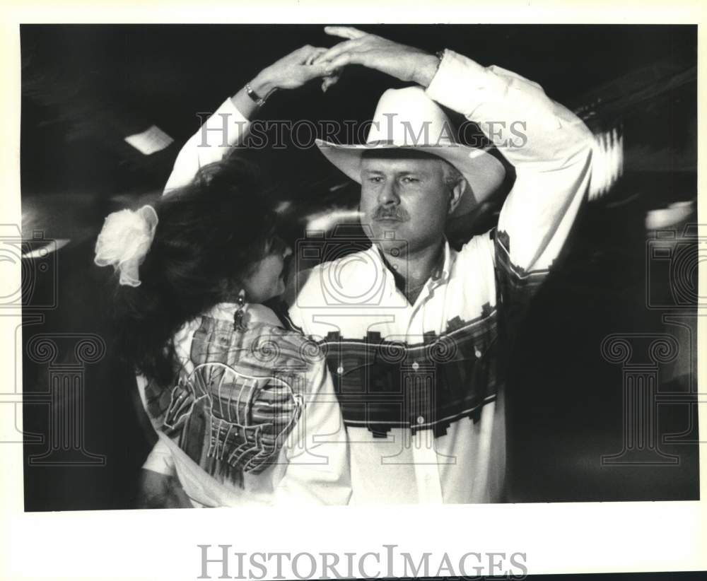 1992 Press Photo Dale Drolla And Skip Booth Dance At Mudbugs Saloon- Historic Images