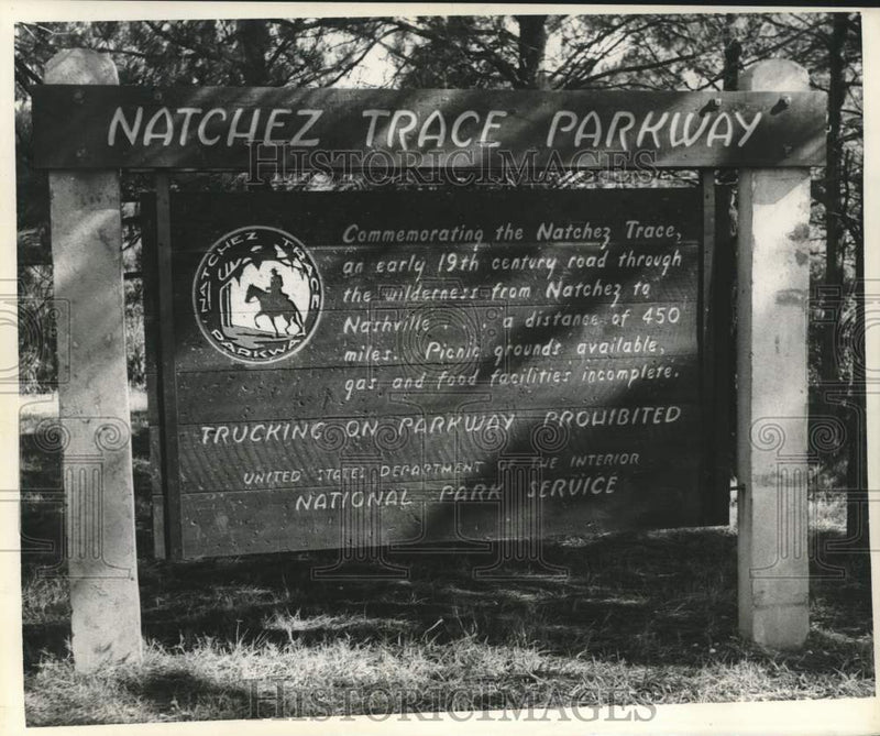 Load image into Gallery viewer, 1978 Press Photo Sign Welcoming Travelers To Natchez Trace Parkway - nob93357
