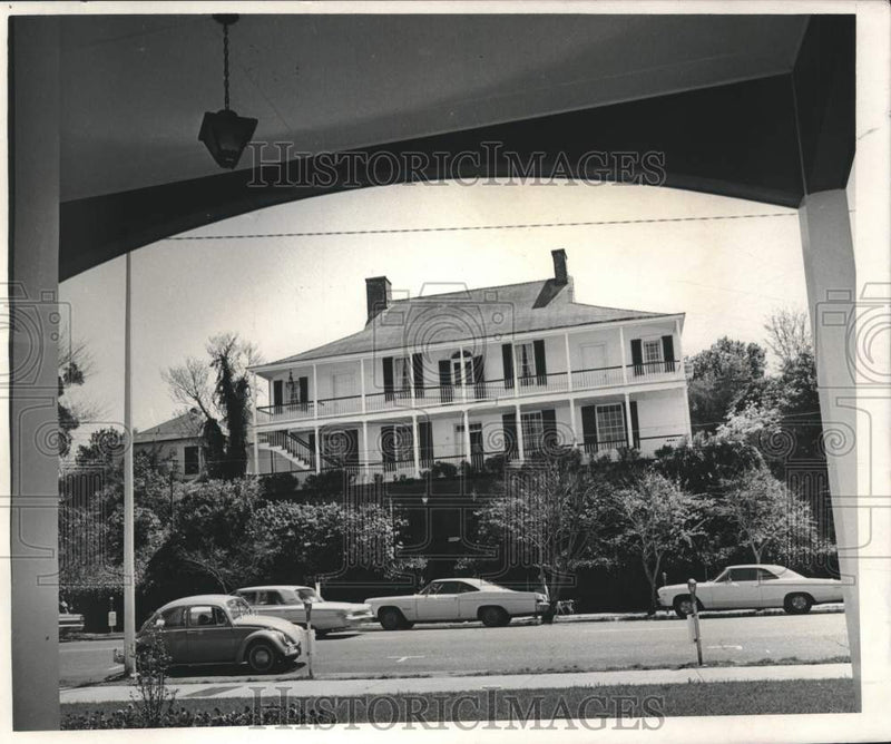 Load image into Gallery viewer, 1967 Press Photo Connelly's Tavern viewed from new post office in Natchez
