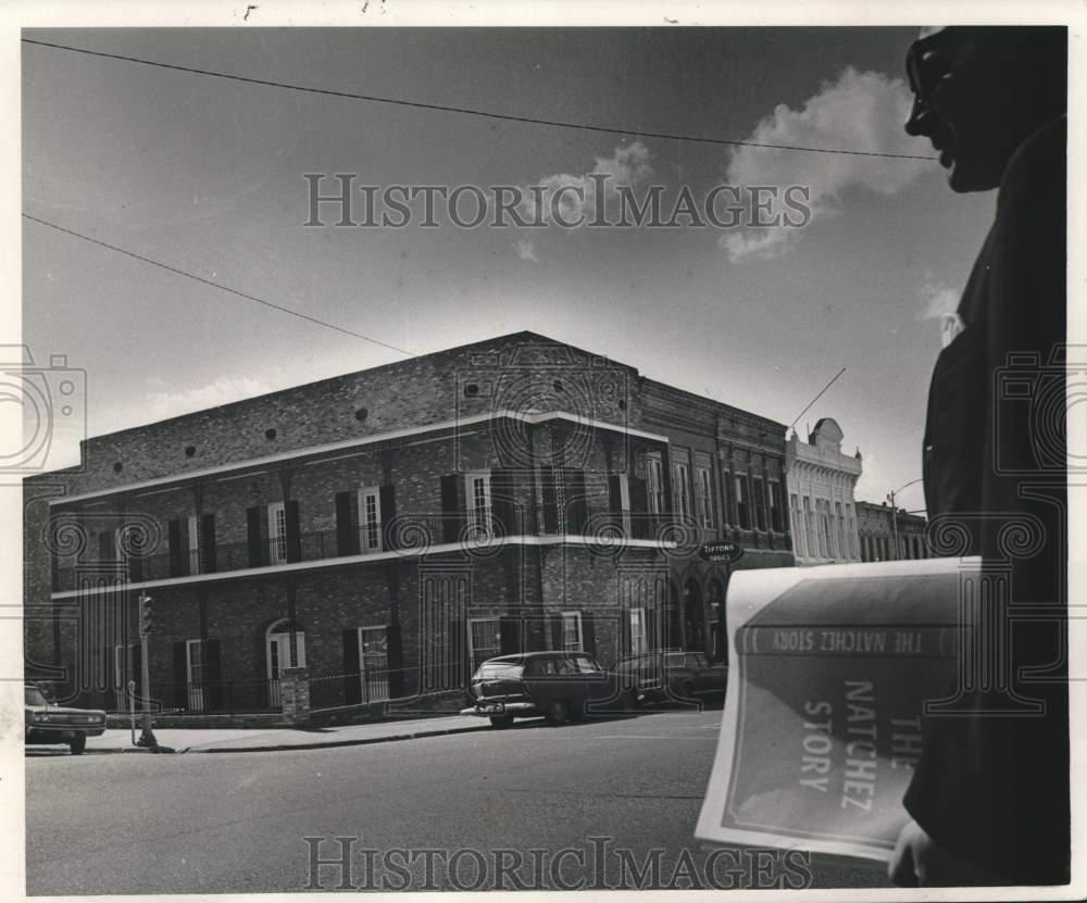 1967 Press Photo Tony Byrne looks at renovated building on Main and Pearl