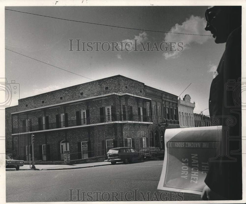 Load image into Gallery viewer, 1967 Press Photo Tony Byrne looks at renovated building on Main and Pearl
