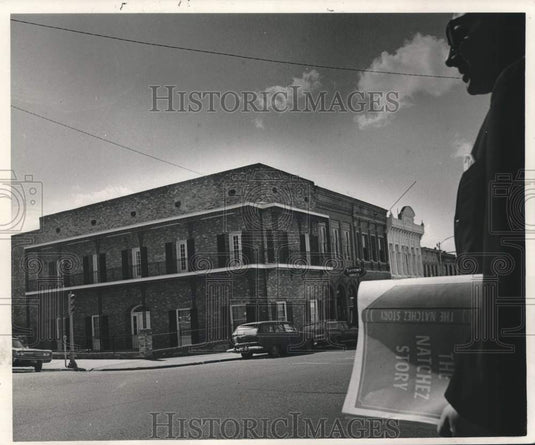 1967 Press Photo Tony Byrne looks at renovated building on Main and Pearl