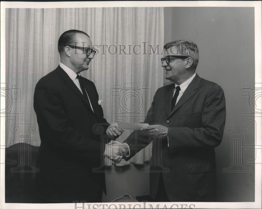 1962 Press Photo T.J. Fuson of Humble Oil presenting gift to Paul F. Moore