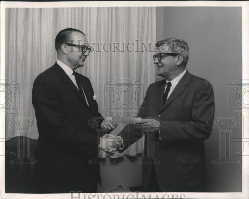 Load image into Gallery viewer, 1962 Press Photo T.J. Fuson of Humble Oil presenting gift to Paul F. Moore
