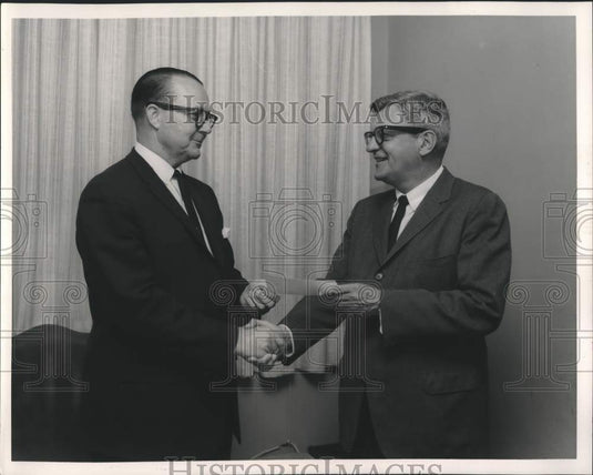 1962 Press Photo T.J. Fuson of Humble Oil presenting gift to Paul F. Moore