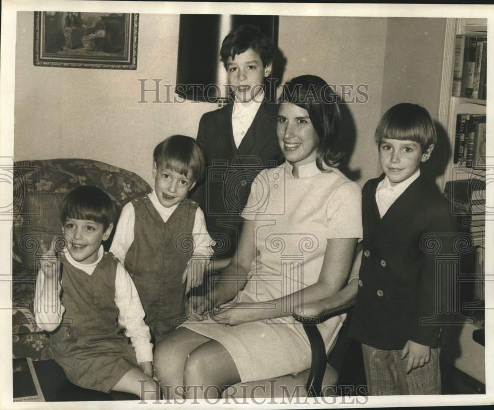 1969 Press Photo Mrs. Richard Joseph Moore with her children at parents&#39; home