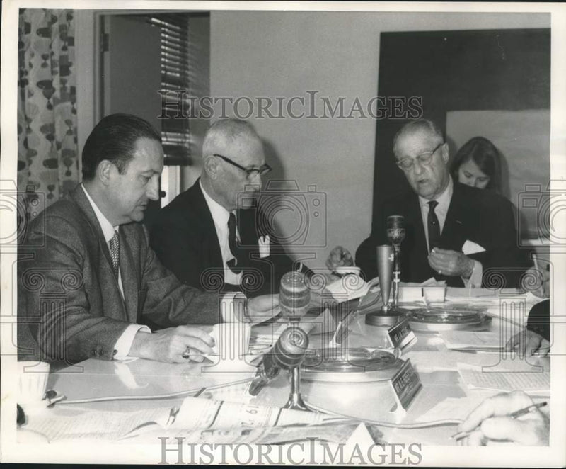 Load image into Gallery viewer, 1968 Press Photo Officers at the Bridge Authority Meeting - nob93513
