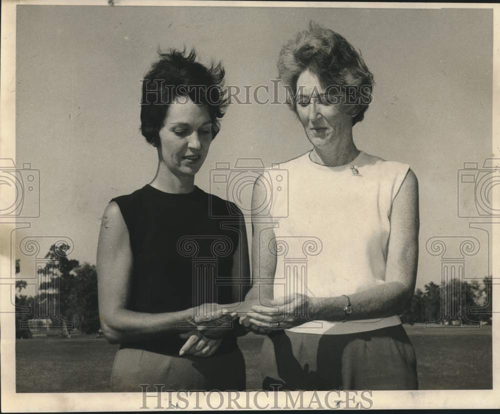 1968 Press Photo Delegates at Timberland Country Club's Ladies golf tournament