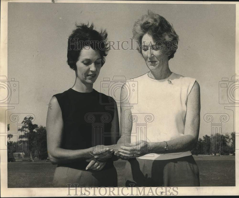 Load image into Gallery viewer, 1968 Press Photo Delegates at Timberland Country Club's Ladies golf tournament
