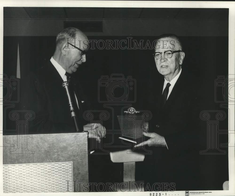 1968 Press Photo Dr. Donovan C. Browne receives plaque from Arthur Naquin- Historic Images