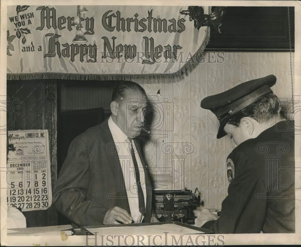 1961 Press Photo Jeweler Philip Nami tells Pat. Gene Inman how he foiled holdup- Historic Images