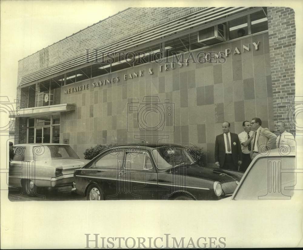 1967 Press Photo Delegates outside Metairie Saving Banks and Trust after robbery