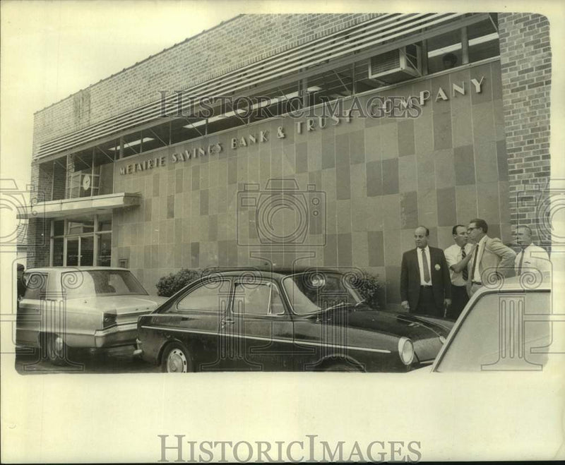 Load image into Gallery viewer, 1967 Press Photo Delegates outside Metairie Saving Banks and Trust after robbery
