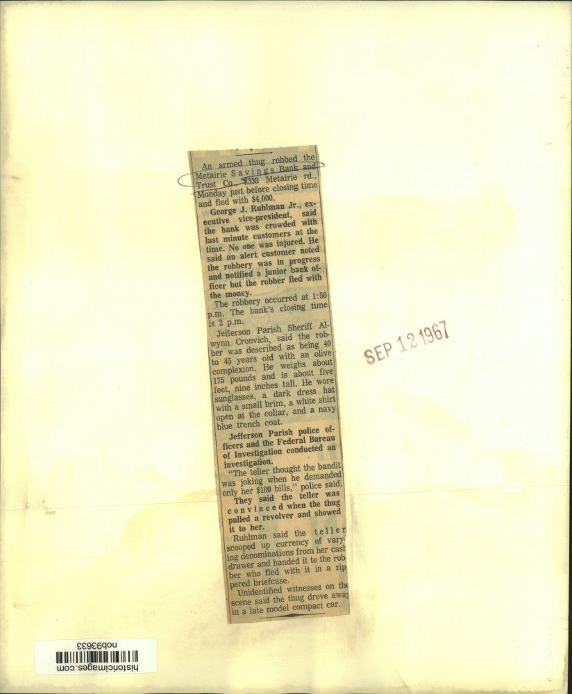 1967 Press Photo Delegates outside Metairie Saving Banks and Trust after robbery