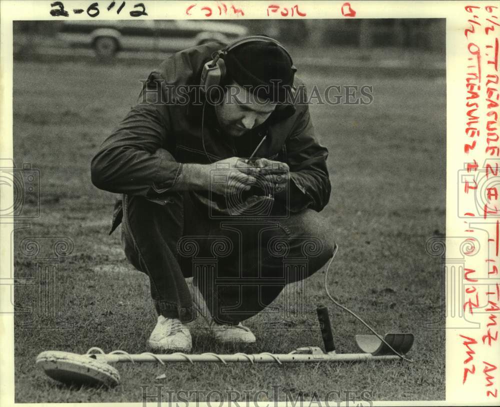 1984 Press Photo Dave Johnson looks over 1960 penny he dug from Salmen Park- Historic Images