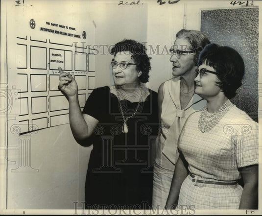 1964 Press Photo Mrs. Capdepon, Mrs. Meyer & Mrs. Ponthier study safety map