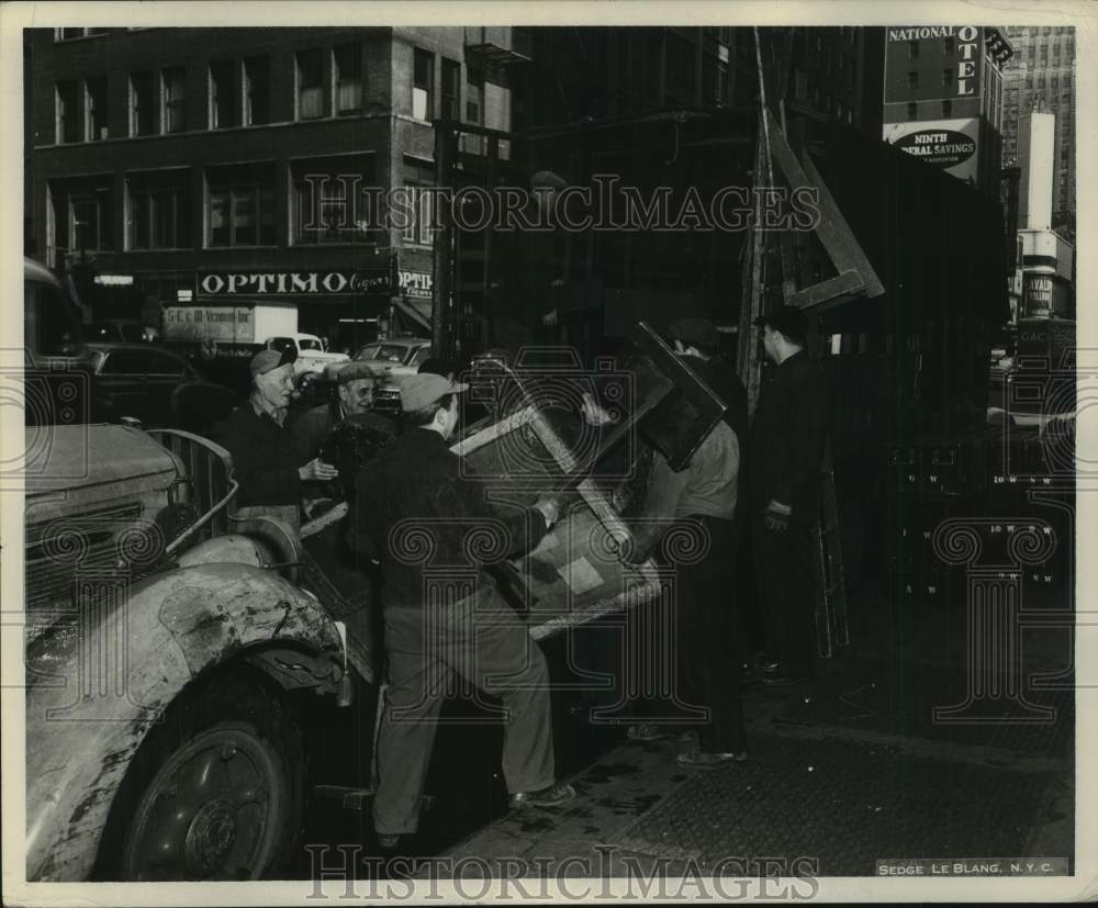 1972 Press Photo Loading equipment for the Metropolitan Opera Tour - nob93710- Historic Images