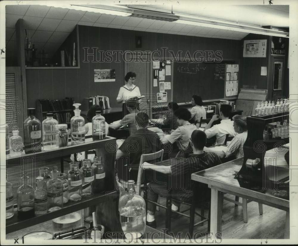 1960 Press Photo Mrs. LaWana Stewart teaches Industrial Chemistry course- Historic Images