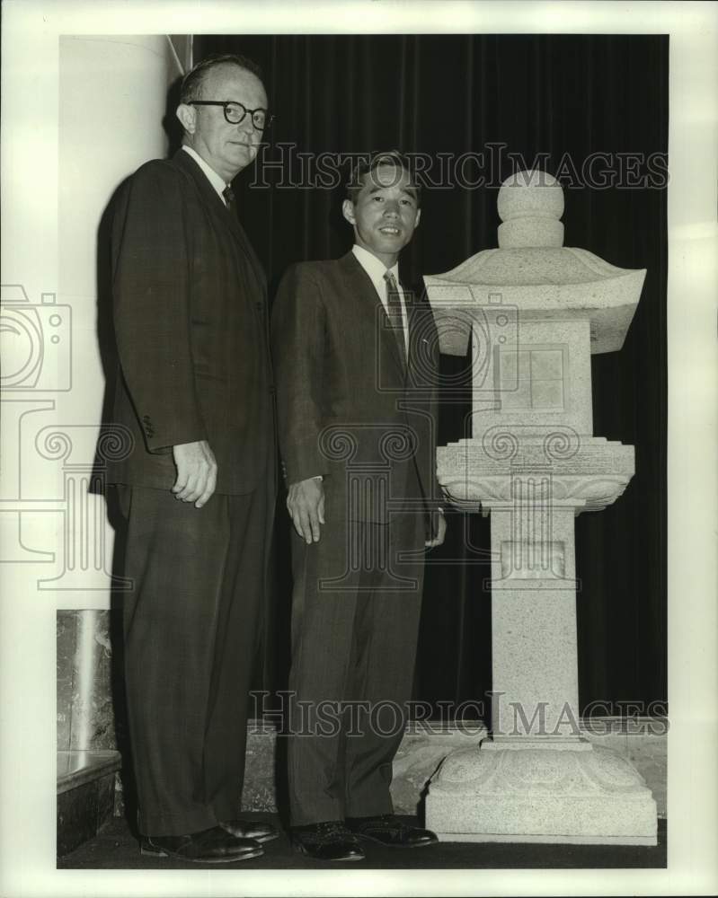 1967 Press Photo James Martin and Kunihiko Takai shown with &quot;ishii doro&quot; lantern- Historic Images