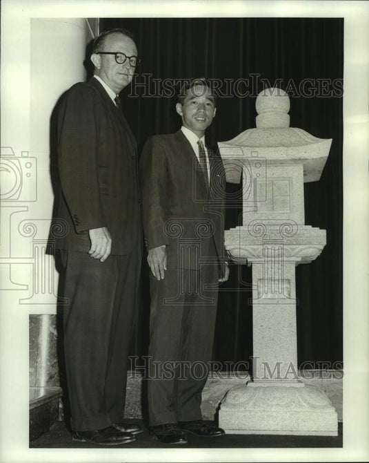 1967 Press Photo James Martin and Kunihiko Takai shown with "ishii doro" lantern- Historic Images