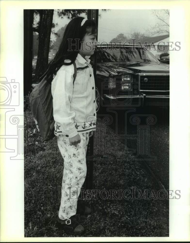 1995 Press Photo Equadorian Gabriela Mejia waits for the school bus in Arabi