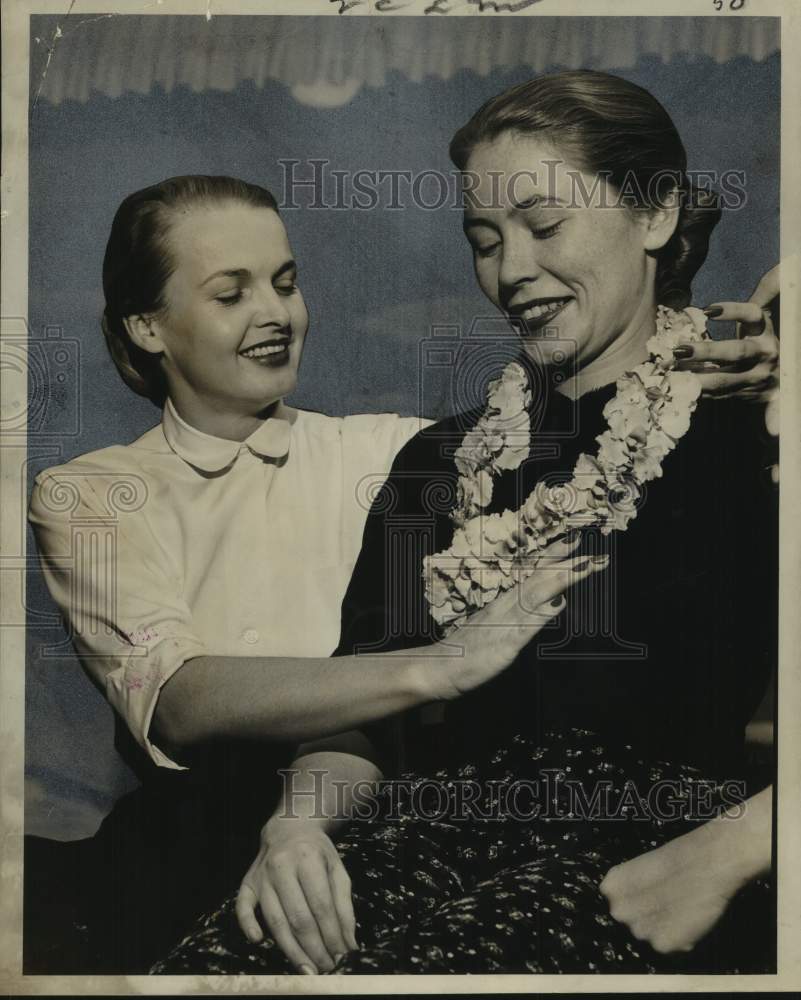 1954 Press Photo Lei placed on Mrs. Frank C. Moran Jr. by Mrs. John J. O&#39;Leary- Historic Images