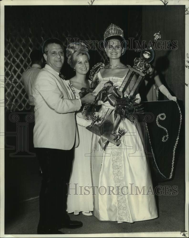 1968 Press Photo Miss Louisiana World Bernadette Melder holds her trophy- Historic Images