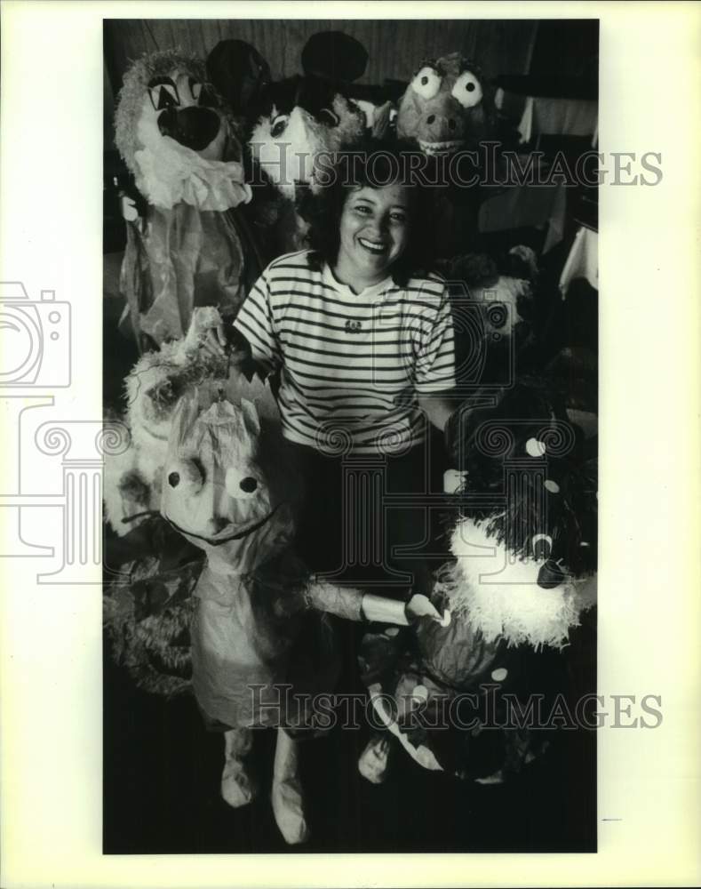 1990 Press Photo Gloria Martinez, owner of Pupseria restaurant makes own pinatas- Historic Images