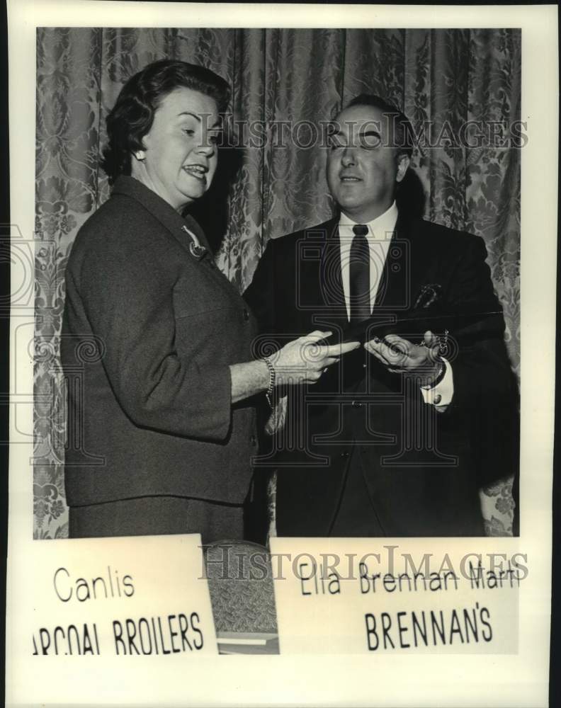 1964 Press Photo Ella Brennan Martin presented with a plaque honoring restaurant- Historic Images