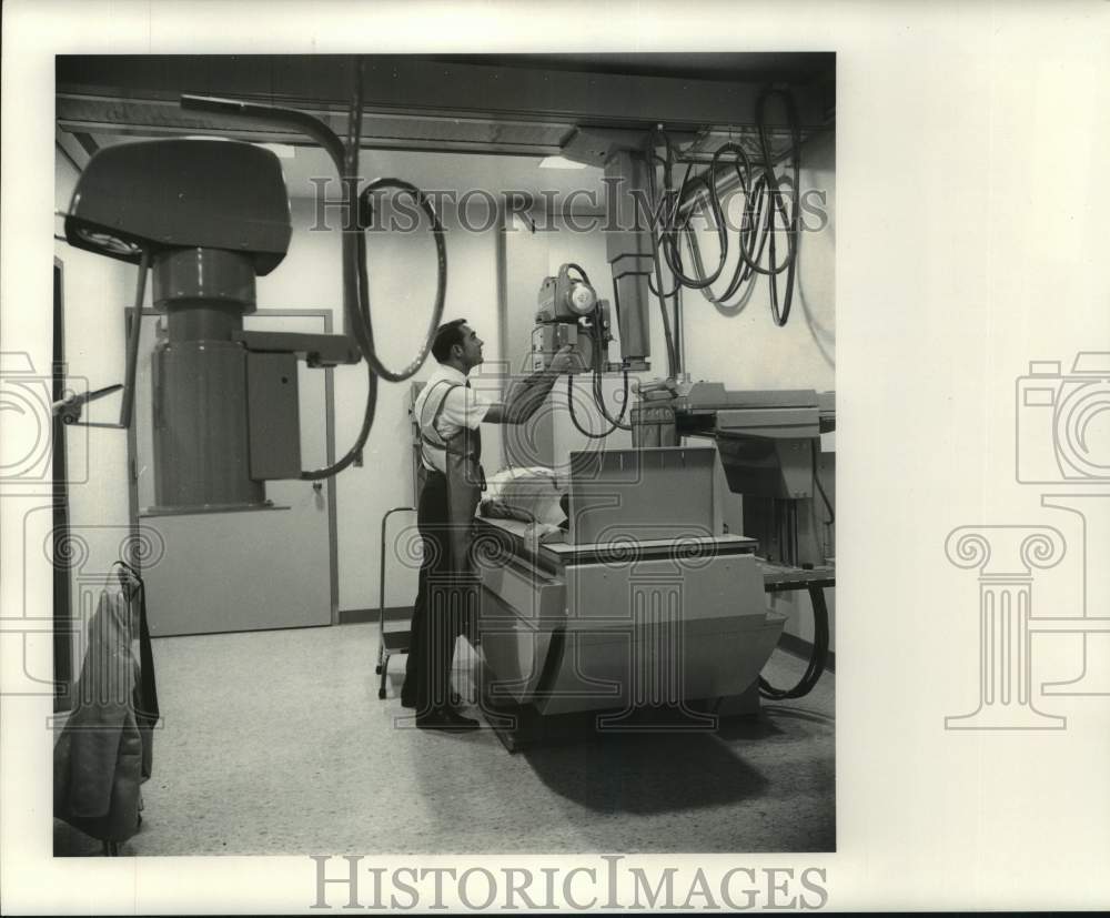 1968 Press Photo Employee at the X-ray room of Methodist Hospital in New Orleans- Historic Images