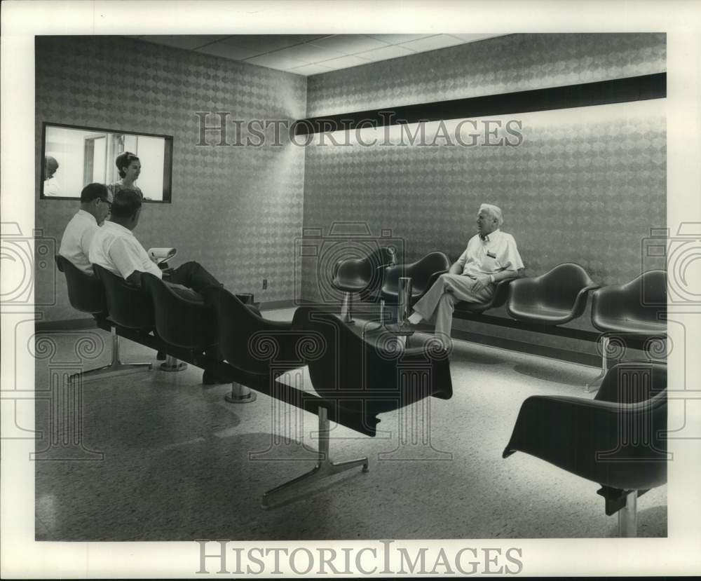 1968 Press Photo Waiting room of the Methodist Hospital in New Orleans