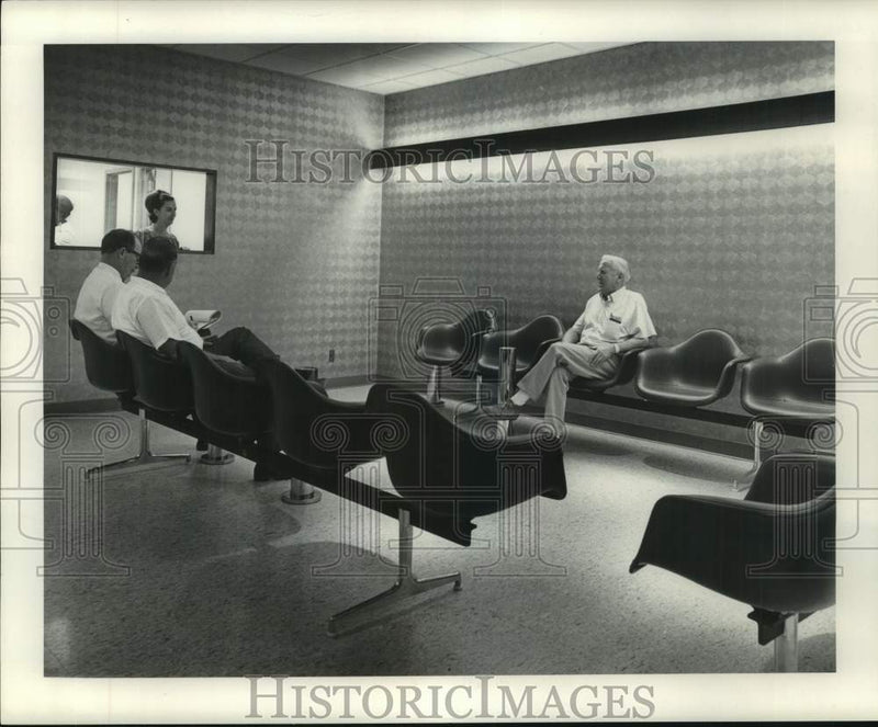 Load image into Gallery viewer, 1968 Press Photo Waiting room of the Methodist Hospital in New Orleans
